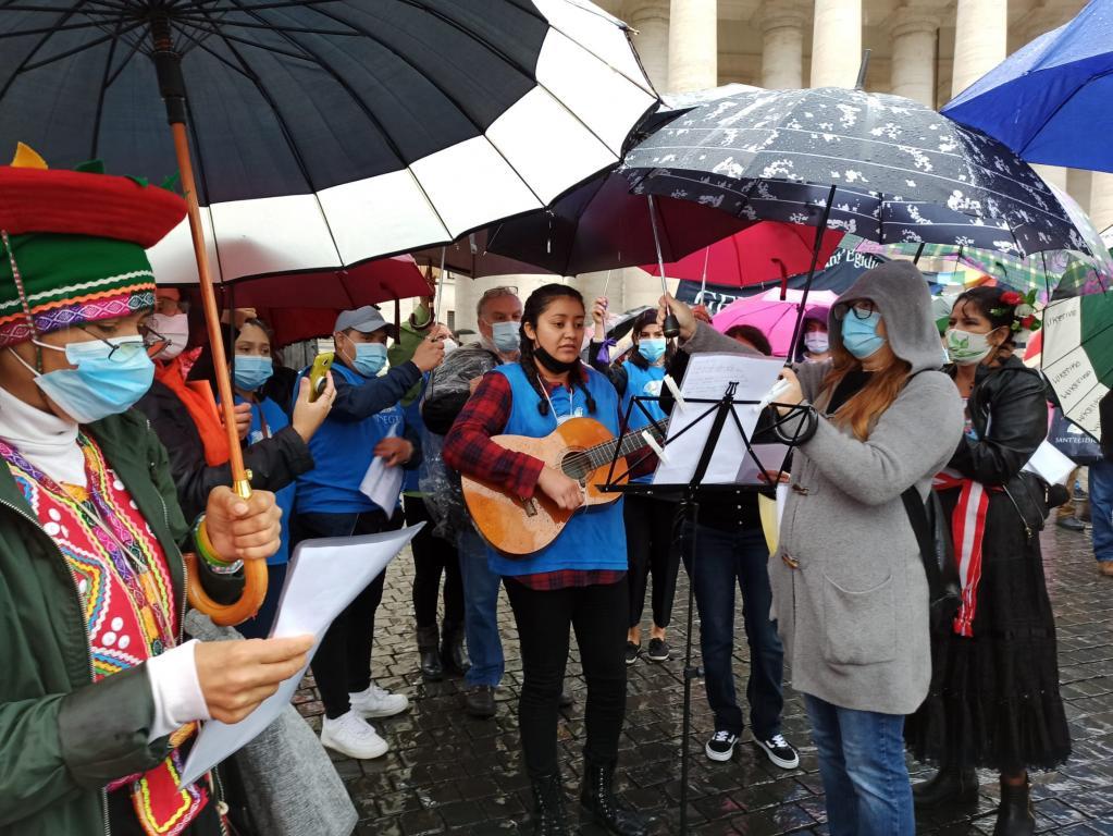 Gens de Paix place Saint-Pierre lors de la Journée mondiale du migrant et du réfugié